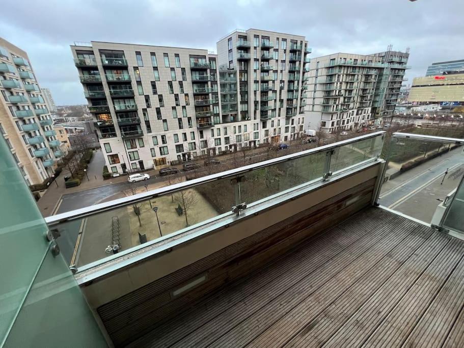 Апартаменты Modern 2 Bed - Olympic Park Stratford Лондон Экстерьер фото
