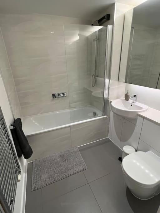 Апартаменты Modern 2 Bed - Olympic Park Stratford Лондон Экстерьер фото
