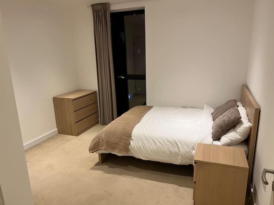 Апартаменты Modern 2 Bed - Olympic Park Stratford Лондон Экстерьер фото